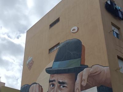L'Homme au Chapeau et le Dessin d'Enfant — Street art de MrDheo à Lisbon