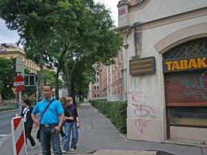 WN_20, Space Invader on Schlickplatz — Street art by Invader in Wien