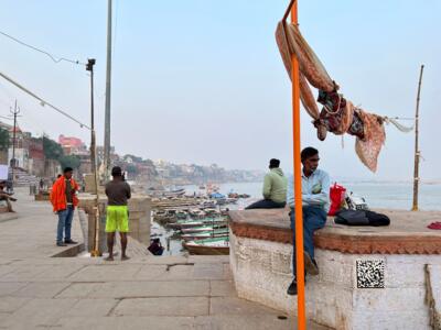 VRN_12, Space Invader on Kedar Ghat — Street art by Invader in Varanasi