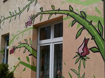 Rosier grimpant de la porte — Street art à Berlin