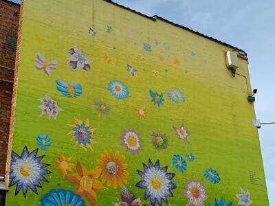Wall of patterned flowers — Street art in Molenbeek-Saint-Jean