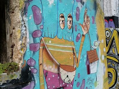 Personnage turquoise au sac par Paulo City — Street art à Lisboa