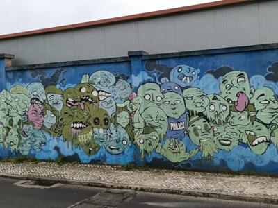 Crowd of stacked cartoon heads — Street art in Lisboa