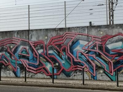 Piece wildstyle bleue cernée de bordeaux — Street art à Lisboa