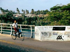 MBSA_10, Space Invader de Kilifi Bridge — Street art de Invader à Mombasa