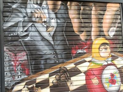 Matriochka sur l'échiquier par Koäla — Street art à Marseille