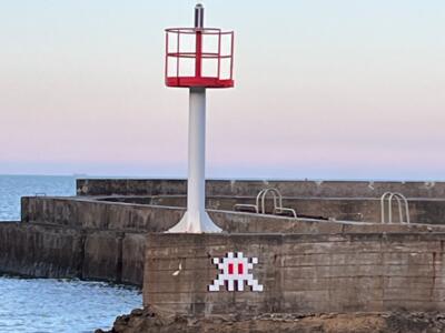 BAB_56, Space Invader de l'allée Port des Pêcheurs — Street art de Invader à Biarritz