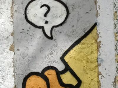 Silhouette orange au point d'interrogation — Street art à Lisboa
