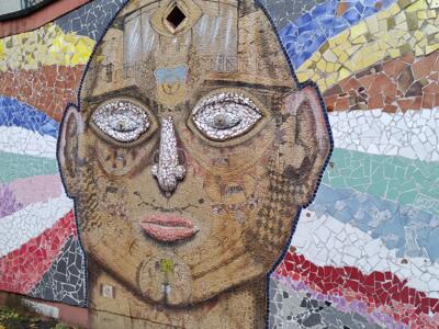 Monumental mosaic head — Street art in Köln