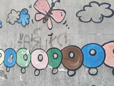 Chenille en disques colorés — Street art à Düsseldorf
