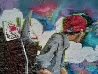 Rideur de BMX face à la skyline — Street art à Düsseldorf