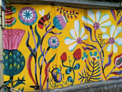 Yellow meadow and pollinators — Street art by Rocío Álvarez in Ixelles