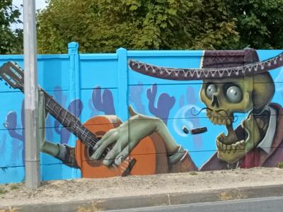 Mariachi squelette à la guitare par Zike — Street art de Ziké à Reims