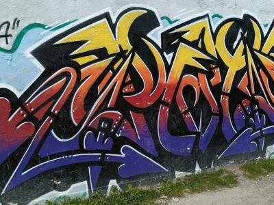 Wildstyle jaune orange et violet — Street art à Almada