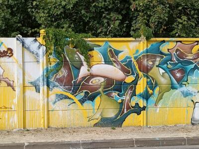 Formes organiques turquoise et clavier ondulant — Street art à Reims
