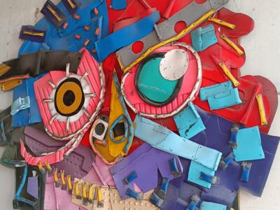 Masque en déchets plastiques, trois quarts — Street art de Bordalo II à Lisboa
