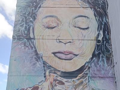 Visage de femme émergeant des vagues — Street art de Gonzalo Borondo à Lisbon