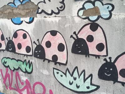 La file de coccinelles roses — Street art à Düsseldorf