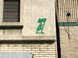 LA_180, Space Invader de Wall Street — Street art de Invader à Los Angeles