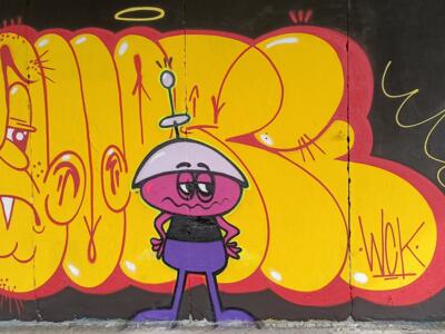 Lettrage jaune et petit alien — Street art à Plérin