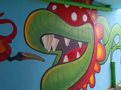 Plante carnivore et boule de feu — Street art à Paimpol