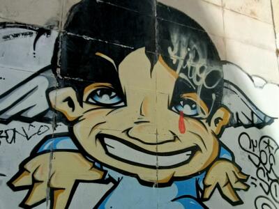 Angelot hilare à la larme rouge — Street art à Lisboa