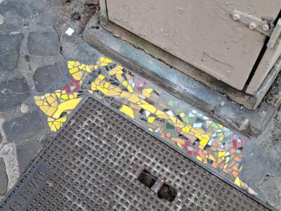 La mosaïque au sol « Y » d'Elzarra — Street art de Elzarra à Bayonne