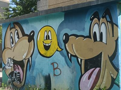 Chiens à la langue pendante et smiley — Street art à Berlin