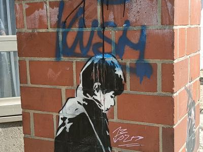 Garçon pensif au pochoir — Street art à Berlin
