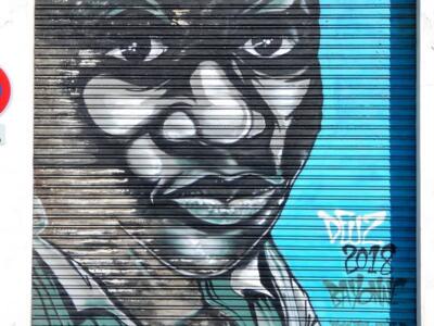Galerie de portraits, le volet bleu — Street art de Deuz à Bayonne