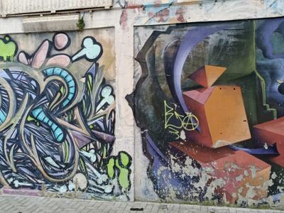 Diptyque, entrelacs et blocs orange — Street art à Almada