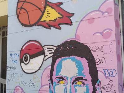 Messi parmi les nuages roses — Street art à Berlin