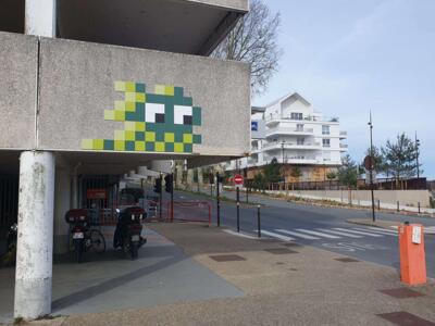 FTBL_12, Space Invader de la rue du Viaduc — Street art de Invader à Avon