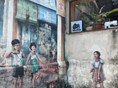 Enfants à l'élastique devant le kopitiam — Street art à Kuala Lumpur