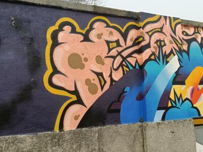 Lettrage saumon et explosion bleue — Street art à Lisboa