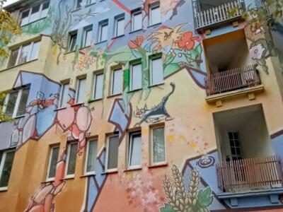 Schöner Wohnen, les formes pastel et le visage d'enfant — Street art de Klaus Klinger à Düsseldorf