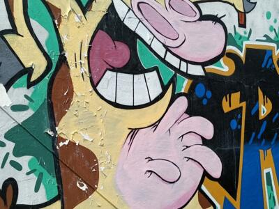 Vache hilare de Cow and Chicken — Street art à Almada