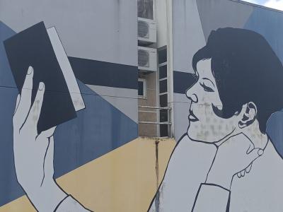 Femme Lisant — Mural Minimaliste — Street art de Favita à Lisbon