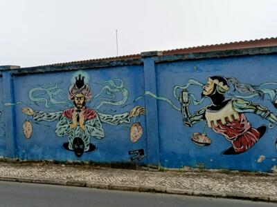 Figures aux rubans et visages sur plateaux — Street art à Lisboa