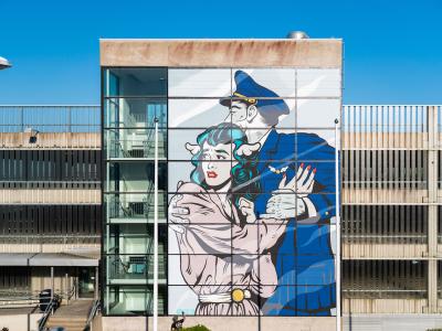 Couple enlacé à l'aéroport — Street art de DFace à Gothenburg