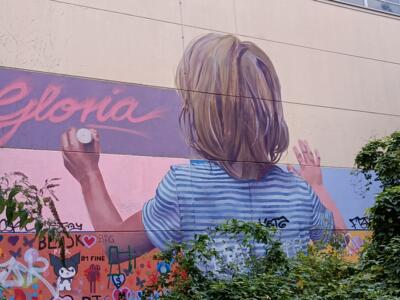 The girl writing Gloria — Street art in Düsseldorf