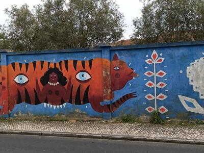 Fauve orange à la figure cachée — Street art à Lisboa