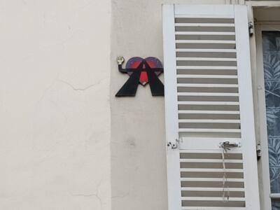 Cœur sombre au poing levé — Street art de A2 à Paris