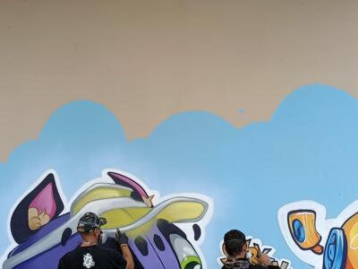 Chat violet et graffeurs au travail — Street art à Paimpol