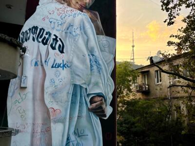 La dernière sonnerie — Street art de Sasha Korban à Tbilisi