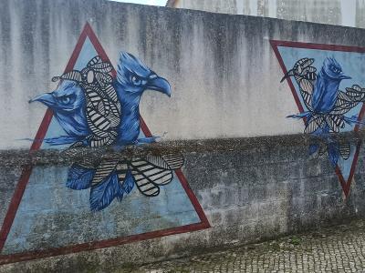 Oiseaux bleus dans des triangles rouges — Street art à Lisbon
