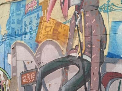 Personnage au long bec et baskets rouges — Street art à Marseille