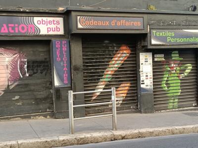 Trois rideaux de l'imprimeur publicitaire — Street art à Marseille