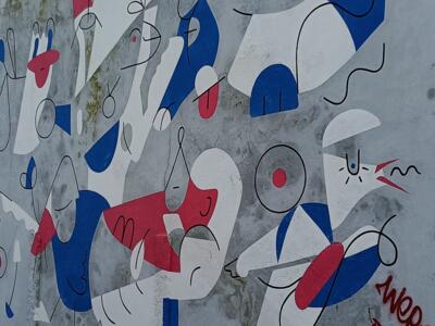 Figures bleu blanc rouge à la Miró — Street art de Manel Alma à Almada