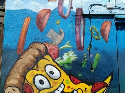 Part de pizza dans une main géante — Street art à Marseille